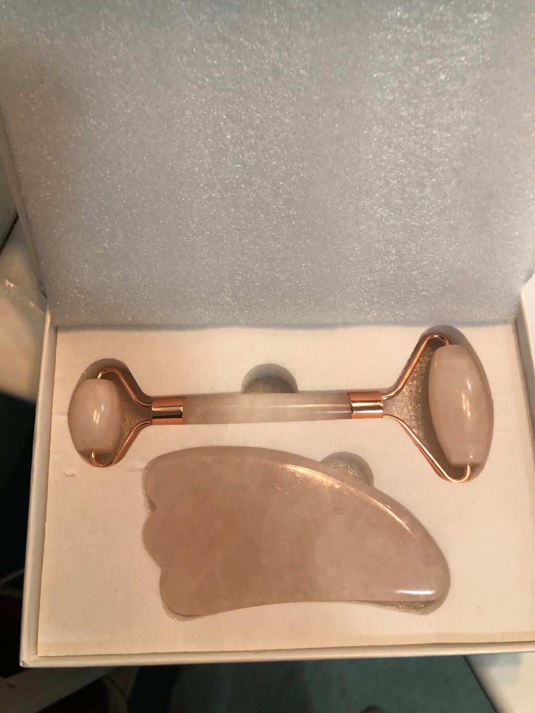 Customer photo review of OFERTA 50% Rodillo Facial Cuarzo Rosa + Piedra Gua Sha + Crema Anti celulitis Berries 100ml de REGALO