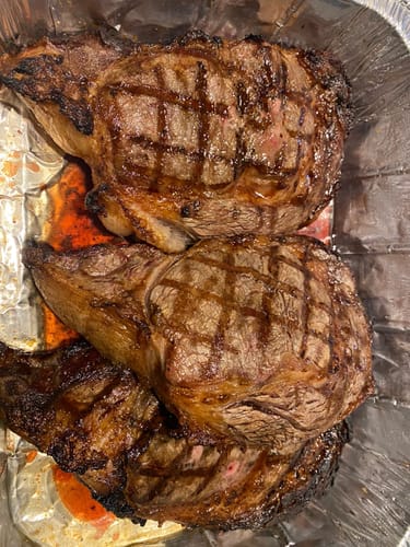 Reseña con foto de un cliente sobre Rib Eye Steak