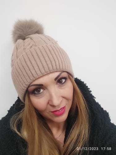 Customer photo review of Berretto Woman con pon pon