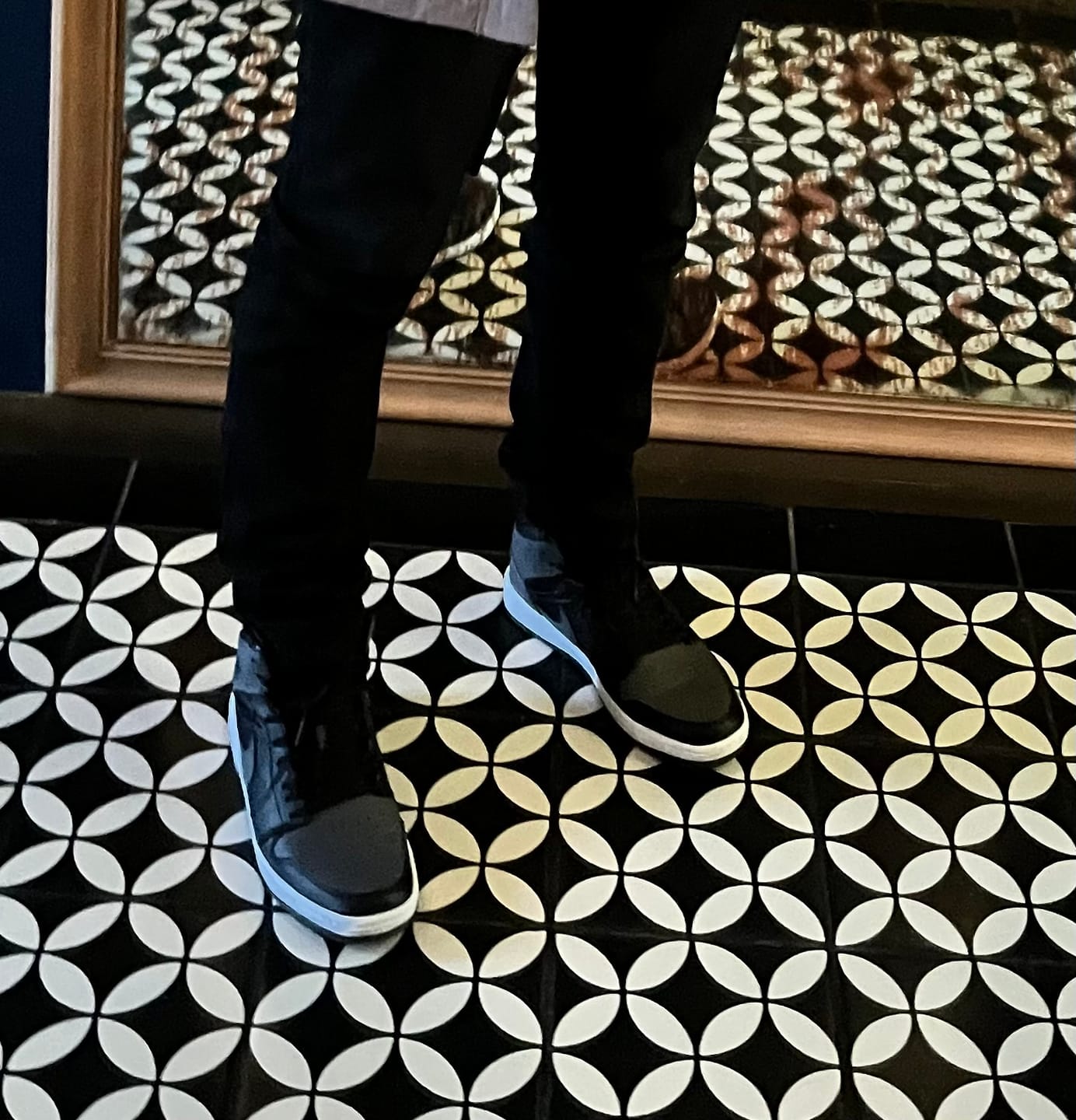 Customer photo review of Tenis Retro 1 Gris Inter