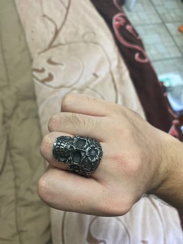 Customer photo review of Muerto Skull Ring