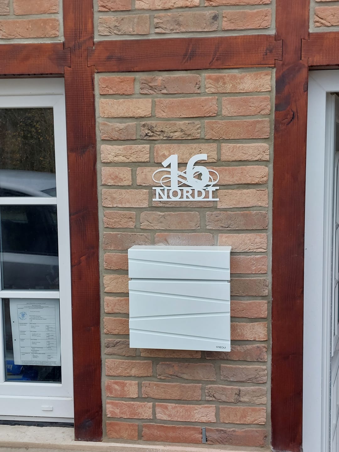 Customer photo review of Hausnummern-Türschild Ornamental Style einzeilig (personalisierbar)