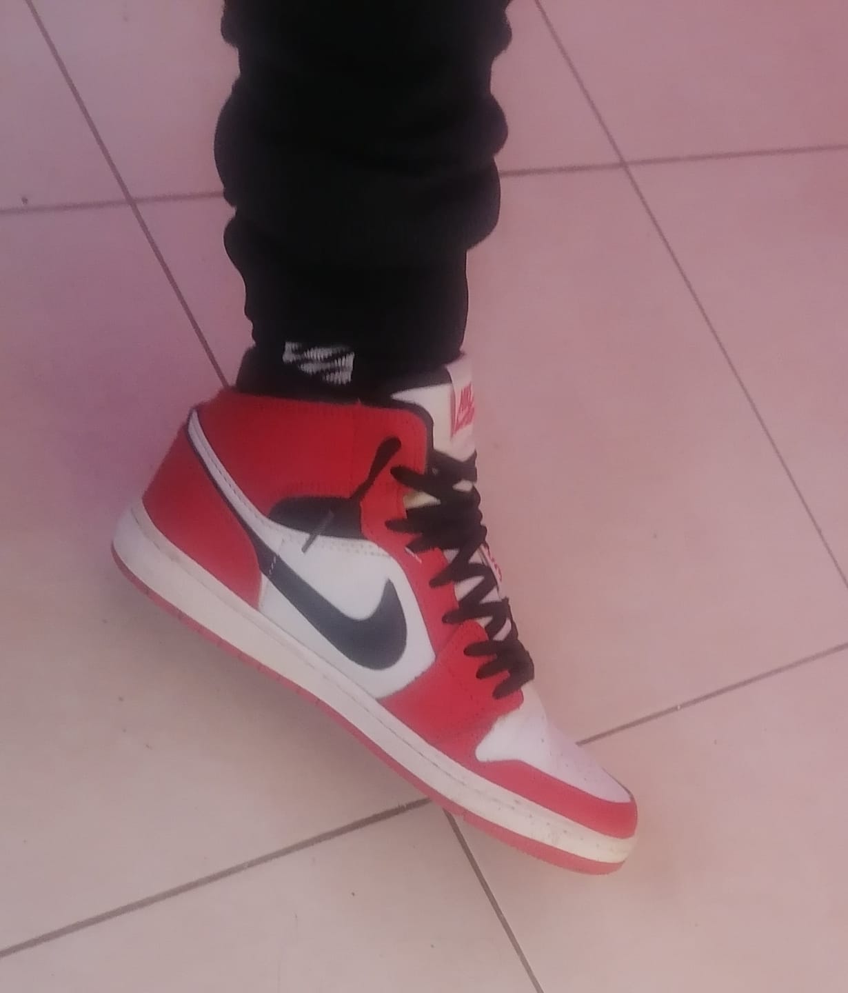 Customer photo review of Tenis Retro 1 Chicago Red