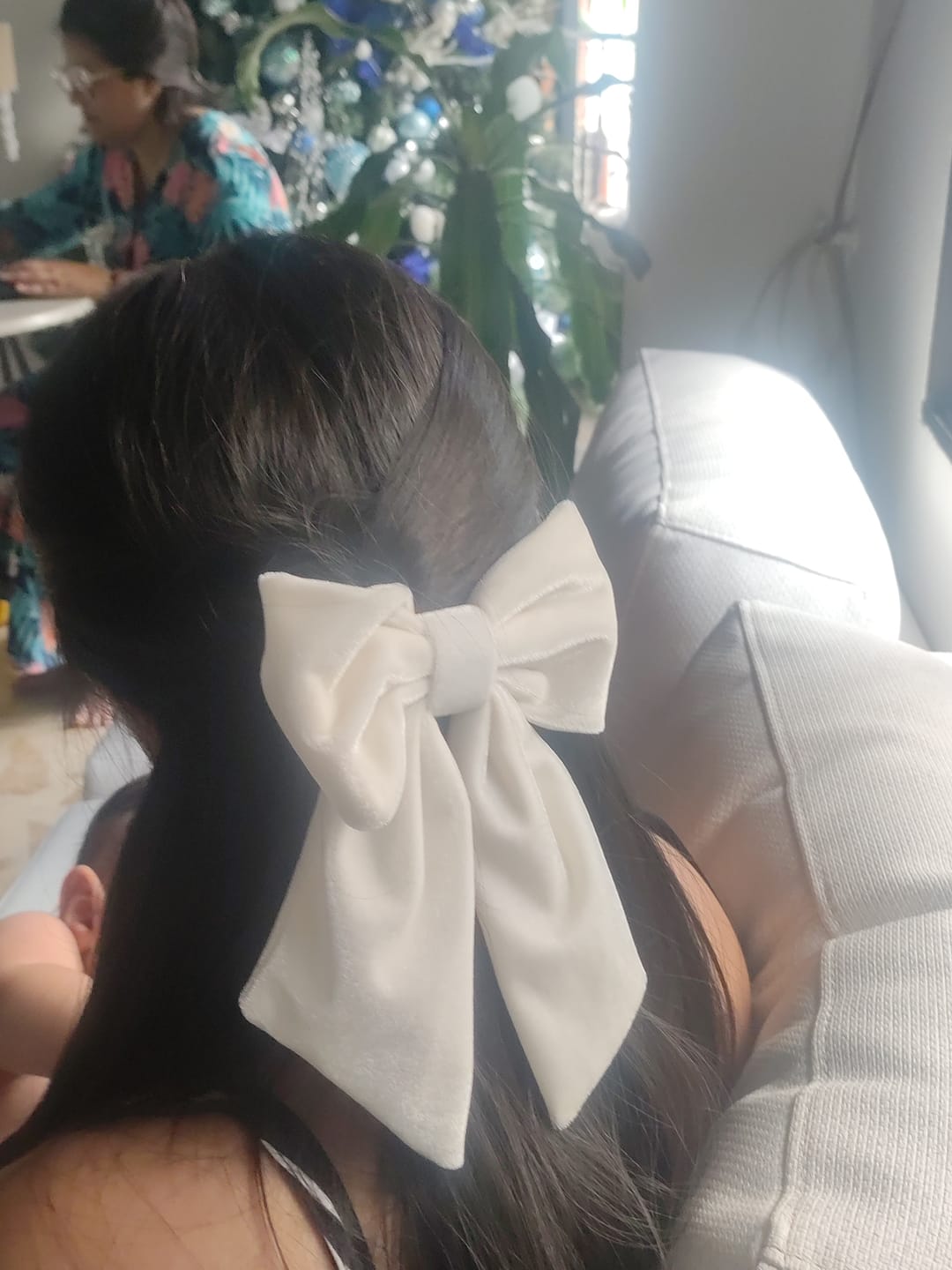 Customer photo review of Moño - Large cream velvet Bow