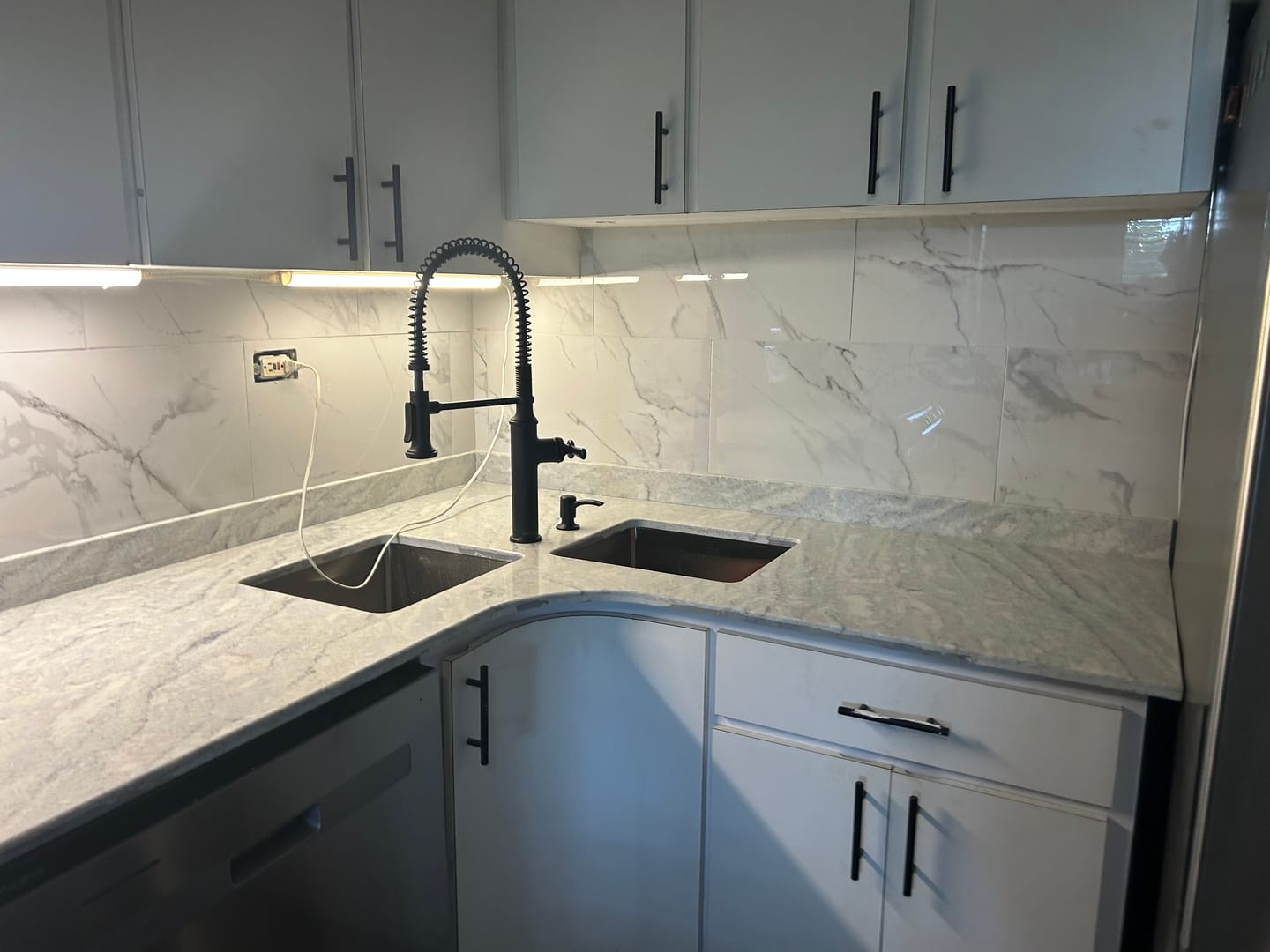 Customer photo review of RUVATI RVH8400 Gravena Corner Butterfly Undermount Kitchen Sink