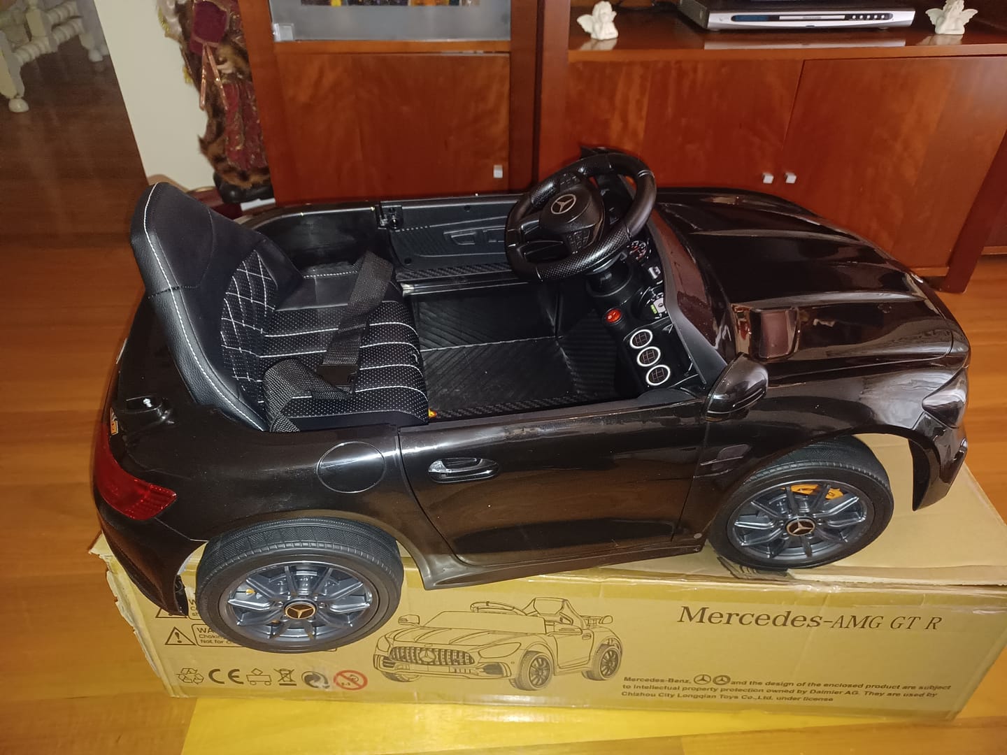 Customer photo review of Carro Elétrico para Criança MERCEDES GTR MINI 12v Preto c/ RODAS DE BORRACHA & ASSENTO EM PELE