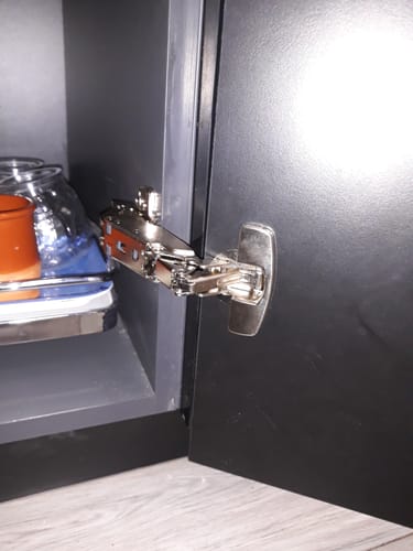 Customer photo review of Bisagra de cazoleta Hettich de gran ángulo con amortiguación Sensys 8657 de apertura 165º