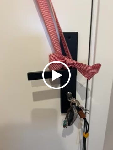 Customer video review of Manilla con placa modelo 8003 de acero inoxidable acabado negro