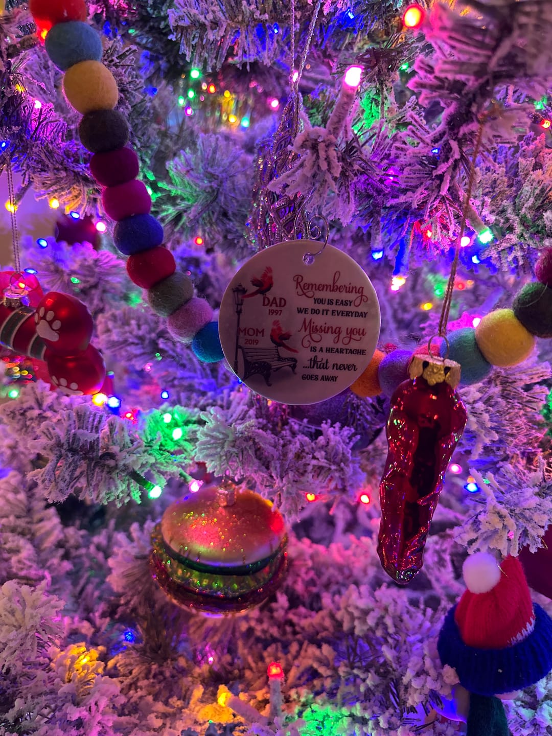Customer photo review of Cardinals Winter Memorial Personalized Circle Ornament