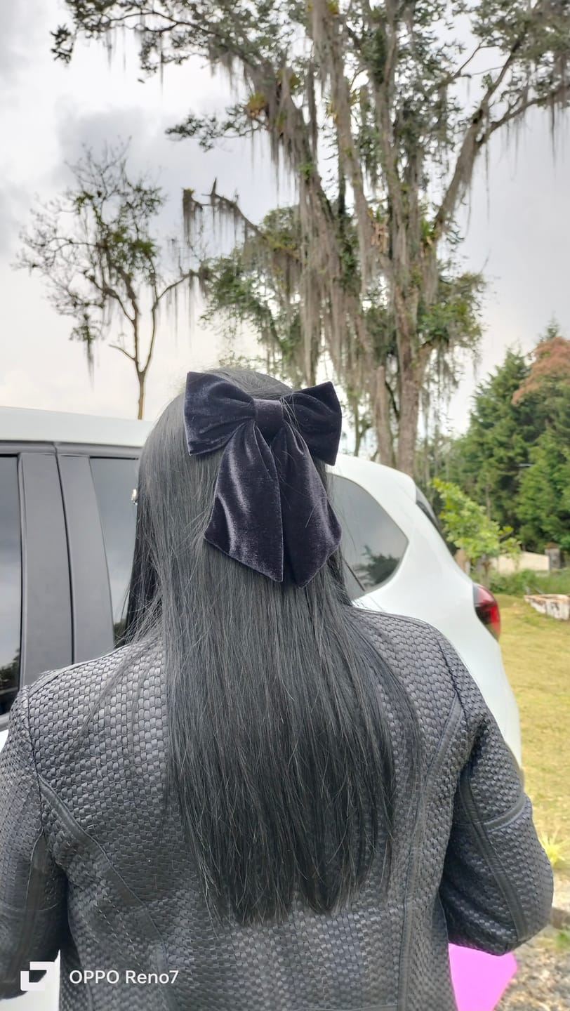 Customer photo review of Moño - Large Black Bow