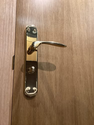 Customer photo review of Muletilla Descondena para placa · Diferentes acabados