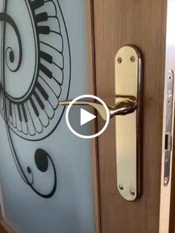 Customer video review of Manilla con placa ovalada de latón acabado dorado modelo Pep para puertas