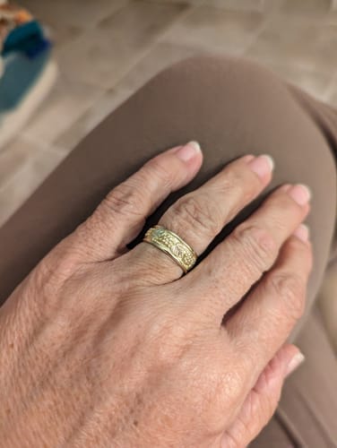 Customer photo review of Black Hills Gold 14K Foliage Wedding Ring