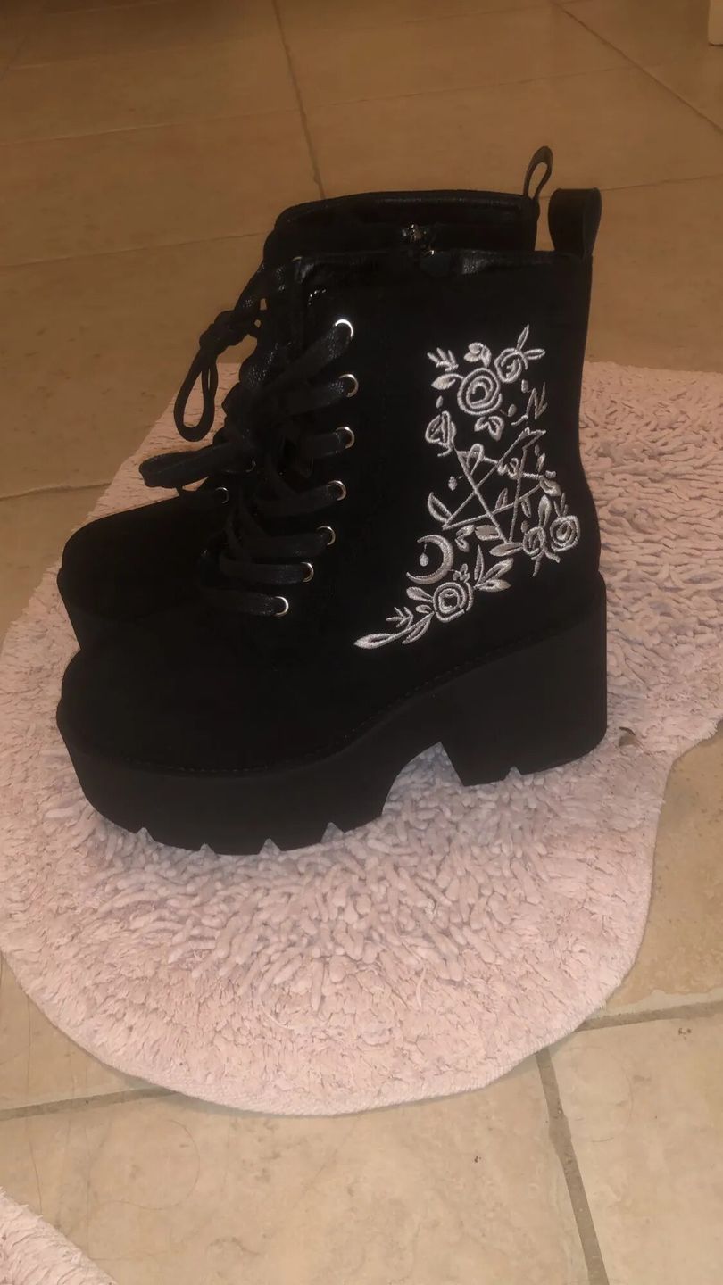 Customer photo review of Bottes plateforme avec Fleurs