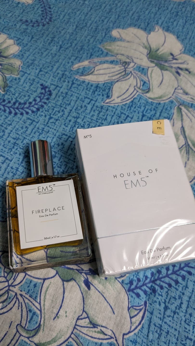 Customer photo review of EM5™ Fireplace Unisex Perfume | Strong and Long Lasting | Woody Vanilla Balsamic | Luxury Gift for Men / Women | 50 ml Perfume Spray