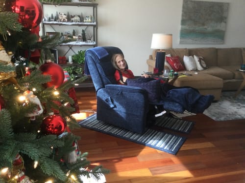 Customer photo of an Irene House 9188 lift recliner at home