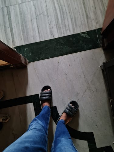 Customer photo review of SNUGGLE Black Men's Slipper