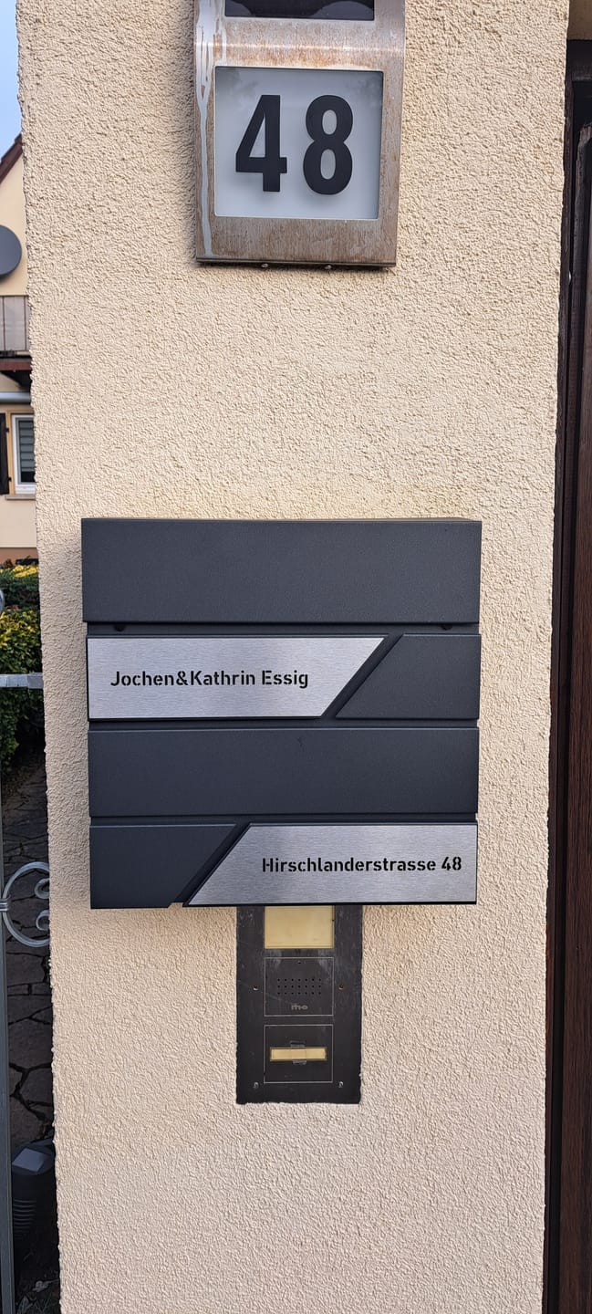 Customer photo review of AlbersDesign Briefkasten B1 Eisenglimmer (DB703) personalisiert mit Edelstahl-Schildern