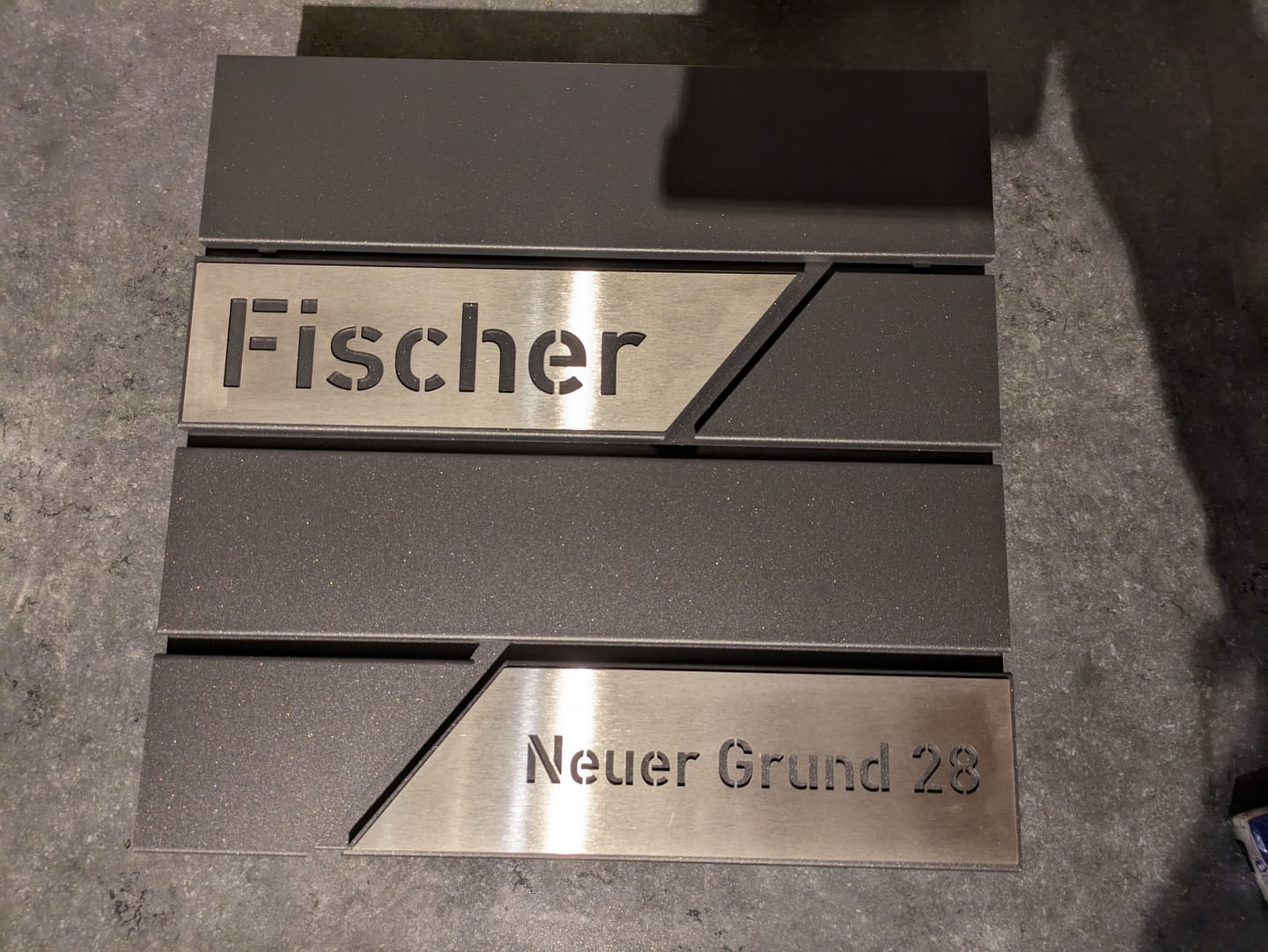 Customer photo review of AlbersDesign Briefkasten B1 Eisenglimmer (DB703) personalisiert mit Edelstahl-Schildern