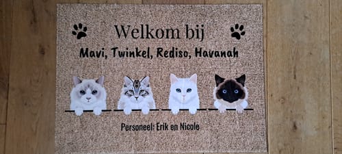 Customer photo review of Welkom bij - Gepersonaliseerde huisdier deurmat