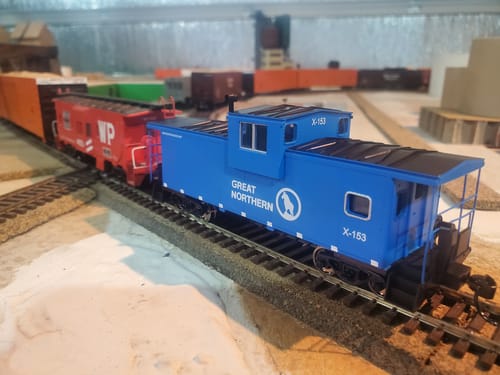 Customer photo review of WalthersMainline 910-8716 International Extended Wide-Vision Caboose - Ready to Run --  Great Northern X-153, HO