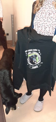 Customer photo review of Dieser Mensch gehört zu - Personalisierbarer Unisex Hoodie
