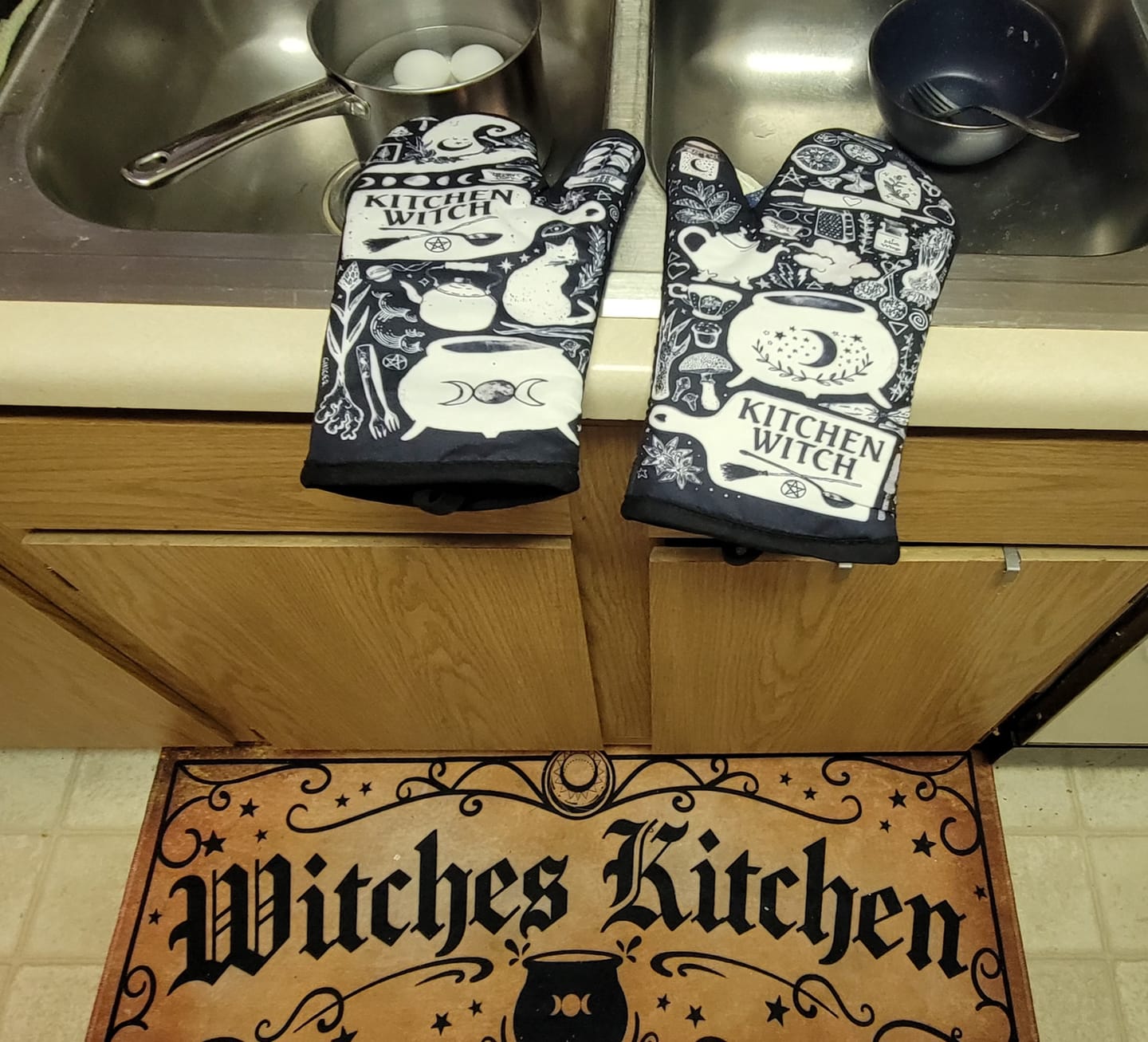 Customer photo review of Kitchen Witch Oven Mitt Set