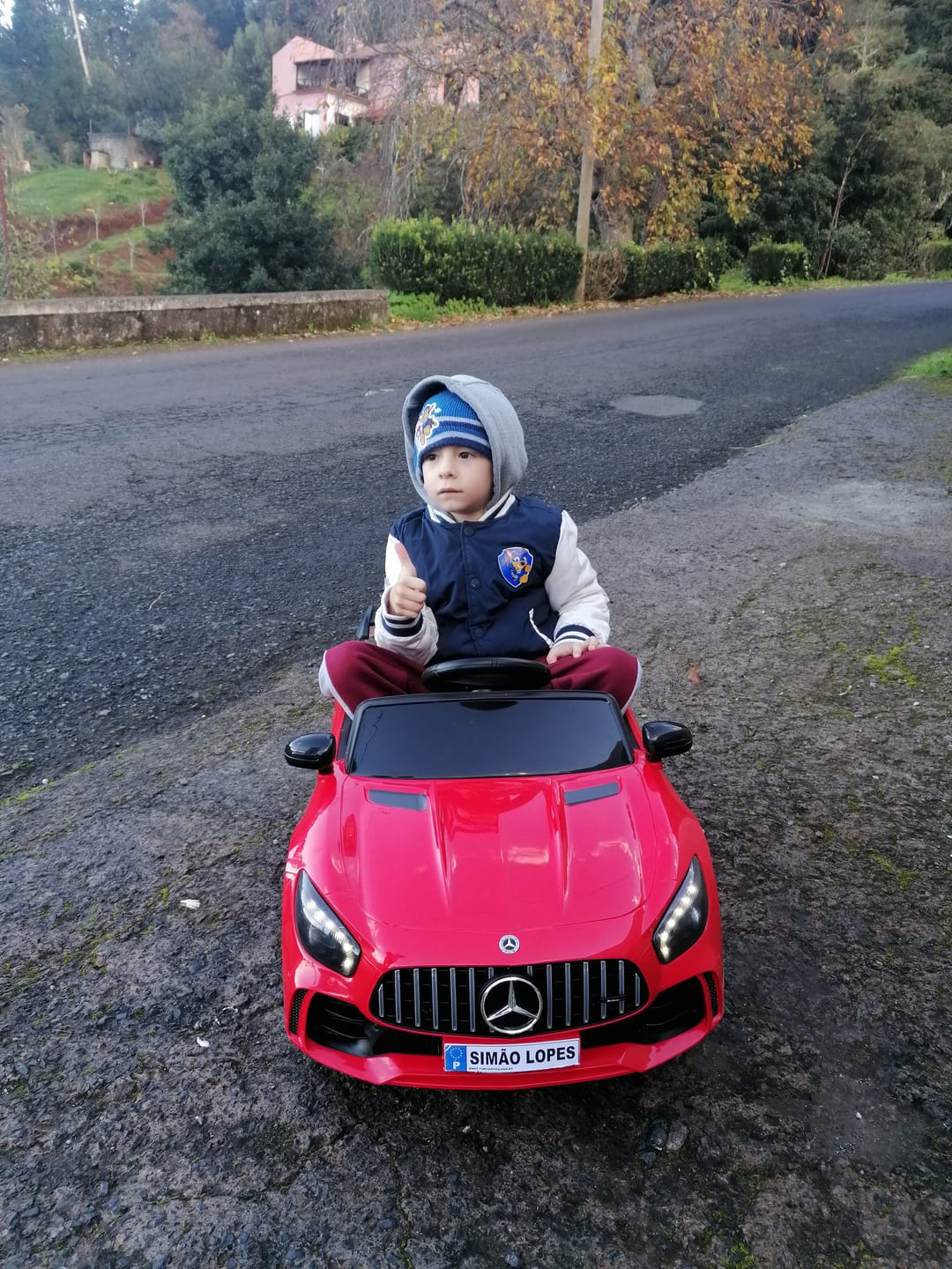 Customer photo review of Carro Elétrico para Criança MERCEDES GTR MINI 12v Branco c/ RODAS DE BORRACHA & ASSENTO EM PELE