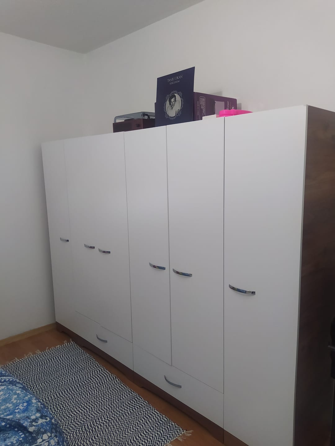 Customer photo review of Rani BA114 Geniş Gardırop Elbise Dolabı 6 Kapaklı 16 Raflı 2 Askılı Sepet Ceviz - Beyaz