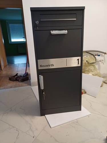 Customer photo review of AlbersDesign Stand-Paketbox PB1 anthrazit (RAL7016) personalisiert mit Edelstahl-Schild