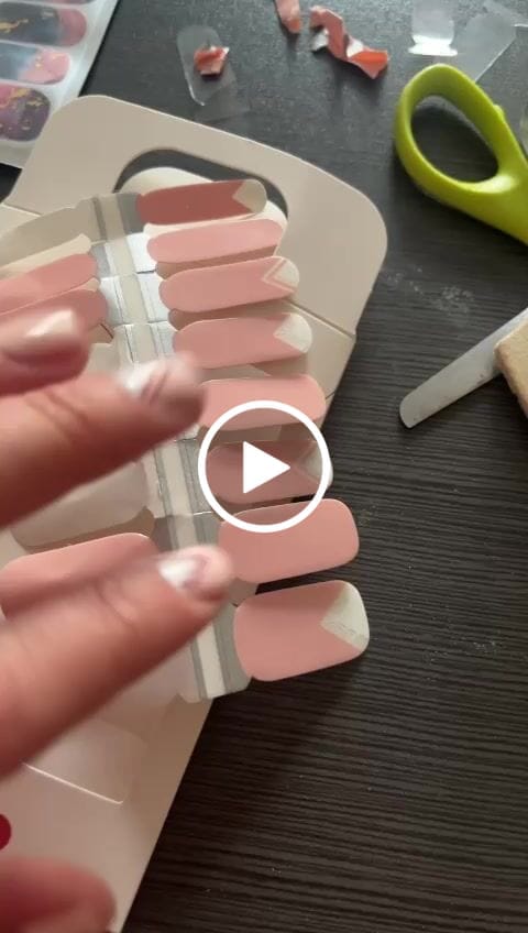 Customer video review of Queen Pink | Stickers de Esmalte