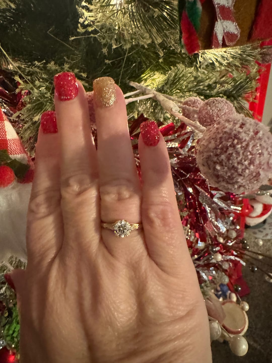 Customer photo review of Doveggs round vintage moissanite engagement ring