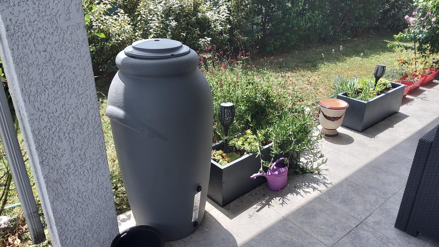 Customer photo review of Regentonne 210/360/440 Liter [Amphore Design] Regenfass Frostsicher aus Kunststoff - Regenwassertonne mit Wasserhahn