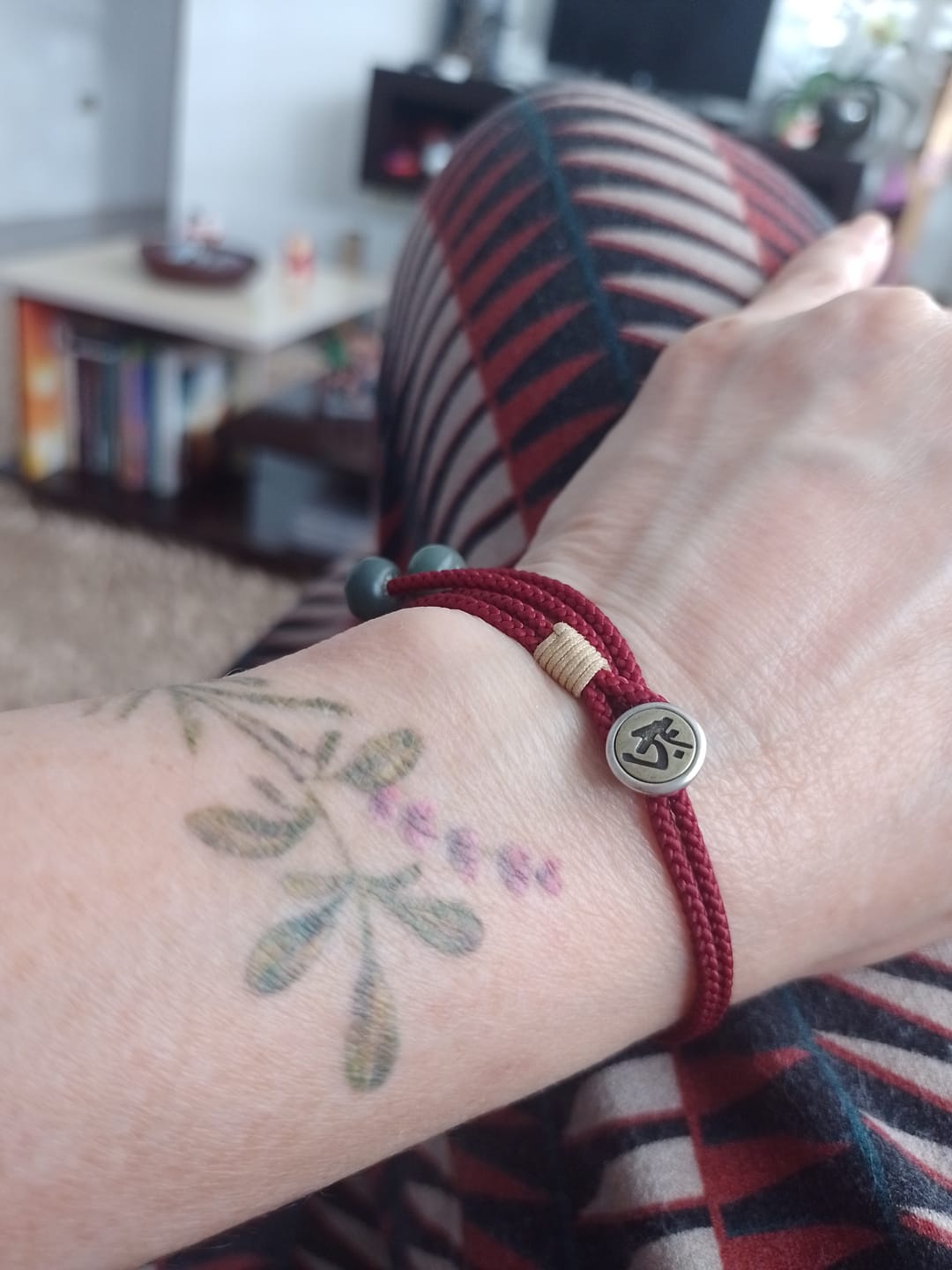 Customer photo review of Pulseira Tibetana da Proteção
