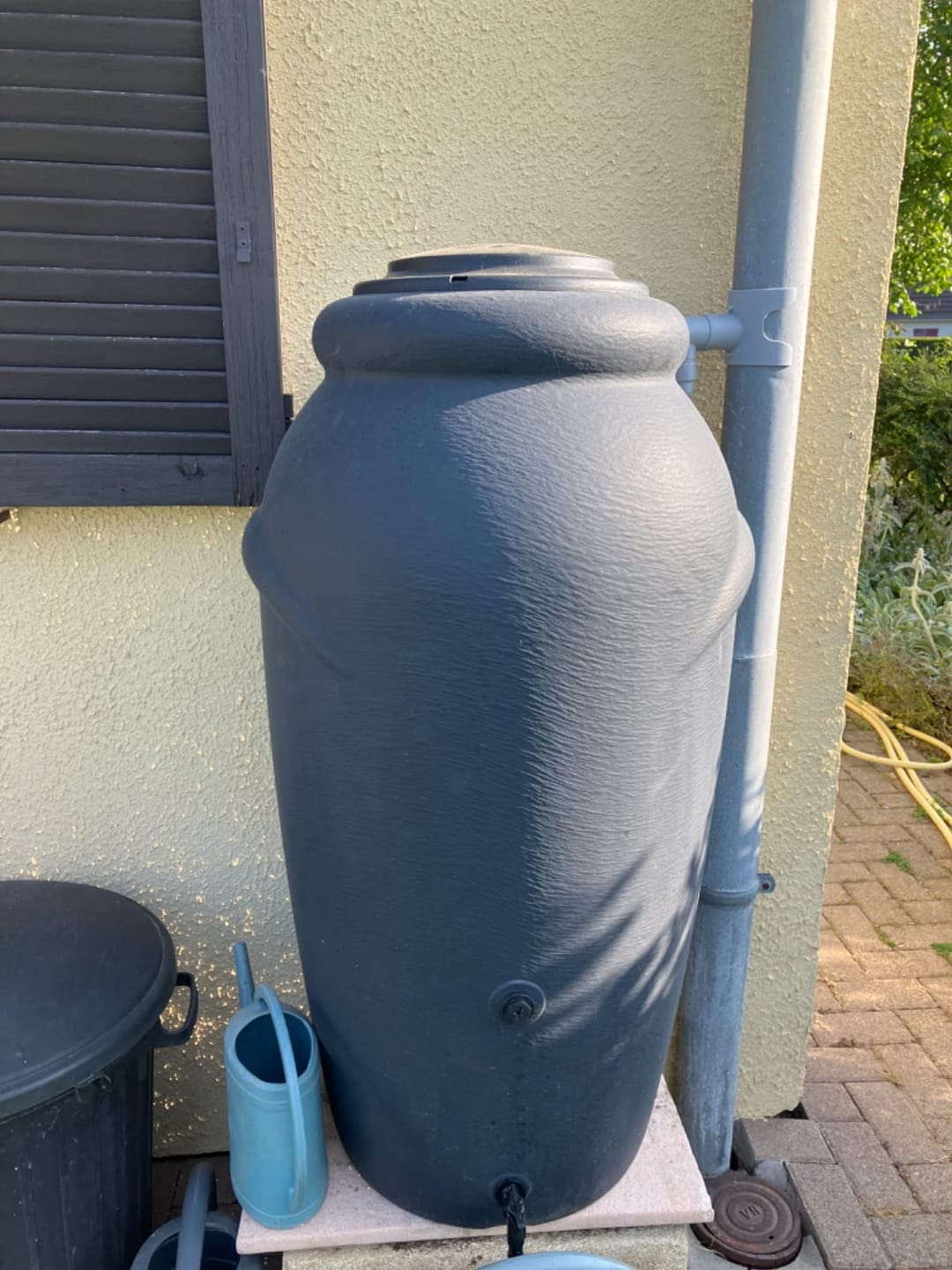 Customer photo review of Regentonne 210/360/440 Liter [Amphore Design] Regenfass Frostsicher aus Kunststoff - Regenwassertonne mit Wasserhahn