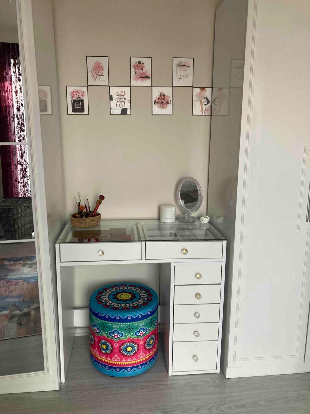 Customer photo review of Rani BJ107 Makyaj Tuvalet Masası 7 Çekmeceli Cam Tablalı Takı Düzenleyici Beyaz