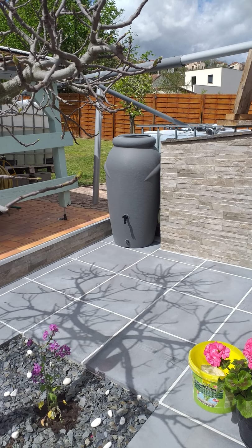 Customer photo review of Regentonne 210/360/440 Liter [Amphore Design] Regenfass Frostsicher aus Kunststoff - Regenwassertonne mit Wasserhahn