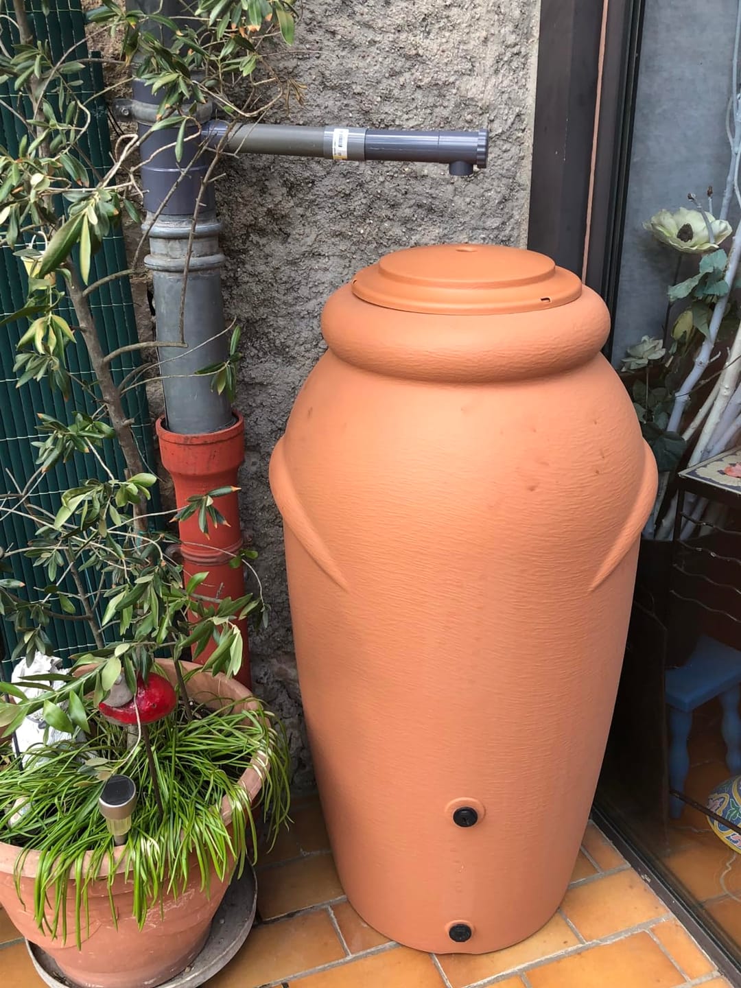 Customer photo review of Regentonne 210/360/440 Liter [Amphore Design] Regenfass Frostsicher aus Kunststoff - Regenwassertonne mit Wasserhahn