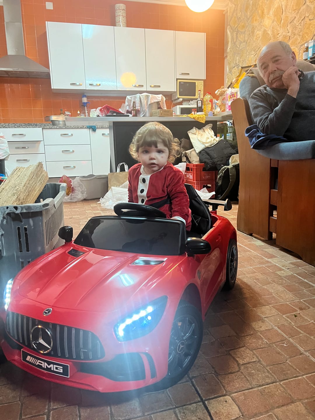 Customer photo review of Carro Elétrico para Criança MERCEDES GTR MINI 12v Vermelho c/ RODAS DE BORRACHA & ASSENTO EM PELE
