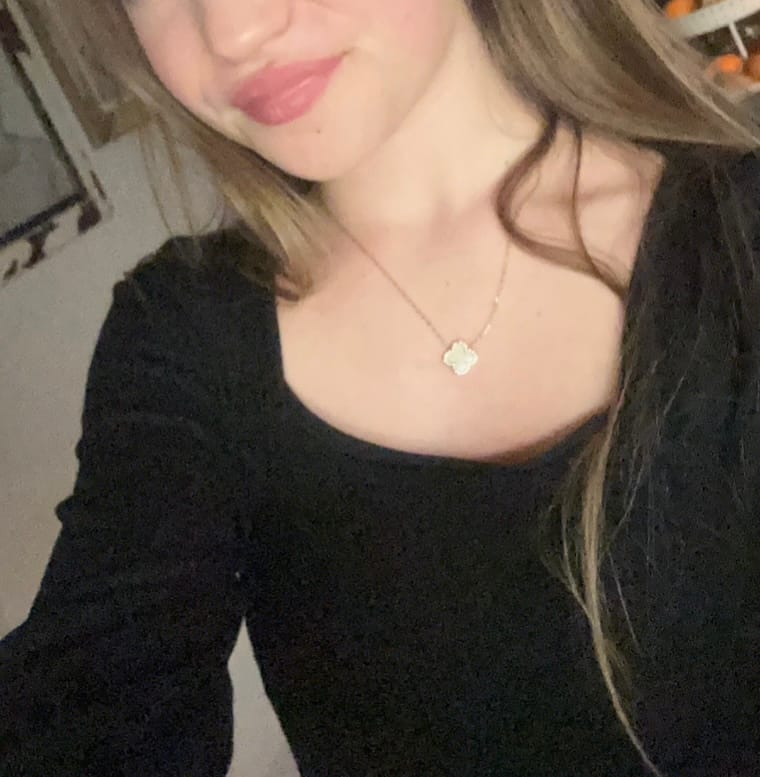 Customer photo review of Pave Perlmutt Lucky Leaf Kette 14K Vergoldet