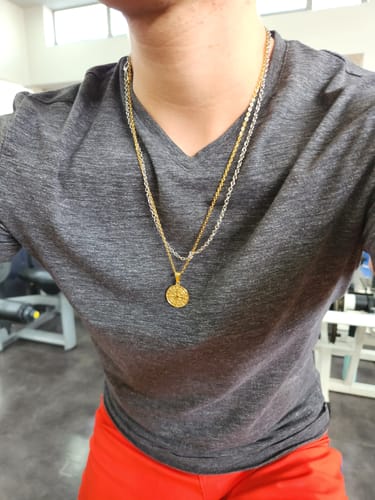 Reseña con foto de un cliente sobre Compass Pendant Oro