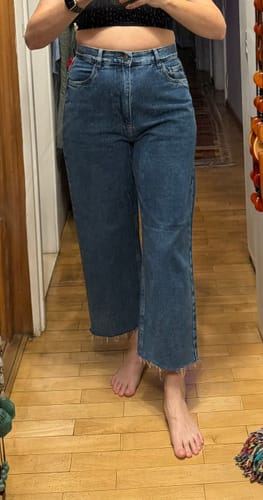 Mariana D. review of Calça Jeans Reta Araçá Azul Médio image 1 out of 1