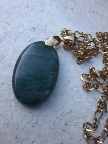 Customer photo review of PENDENTIF APATITE BLEUE ACIER DORÉ