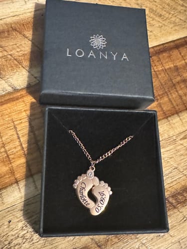Customer photo review of Personalisierte Babyfuß Halskette mit Zirkoniastein