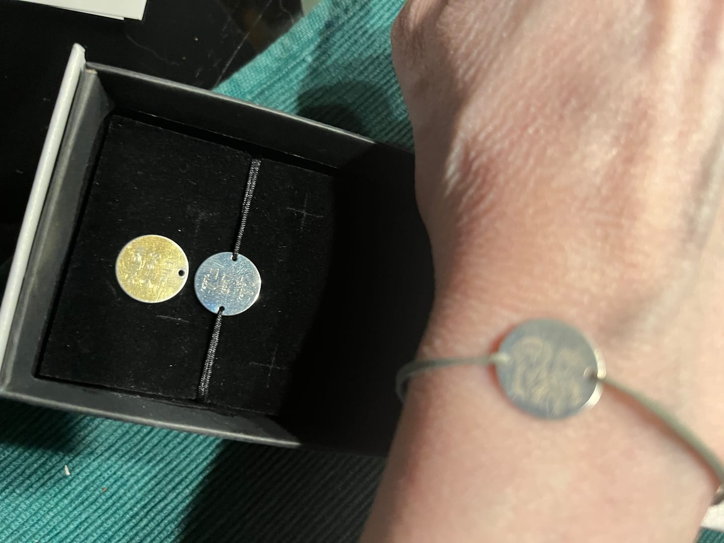 Customer photo review of MONA MARIA ARMBAND TEXTIL MIT TEXT