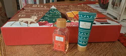 Customer photo review of 24 Pieces of Bath Set Christmas Advent Calendar