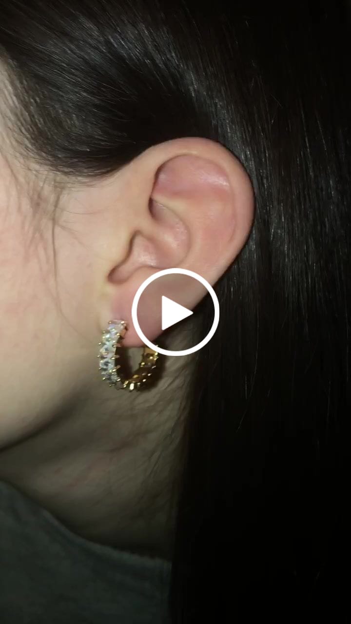 Customer video review of Cube Stones Creolen | 18K vergoldet