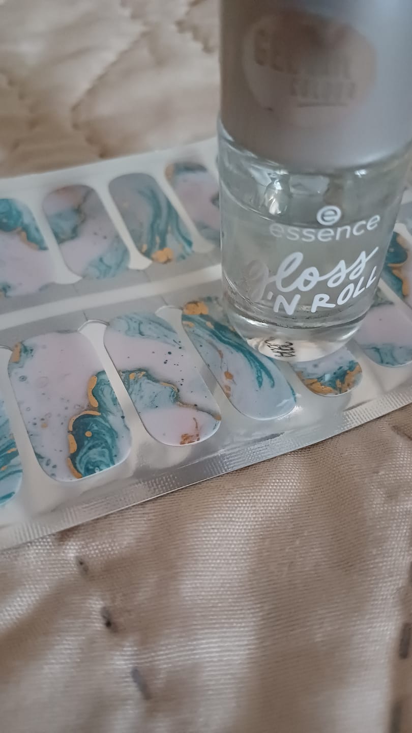 Customer photo review of Essence Esmalte Gel  Gloss 'N Roll