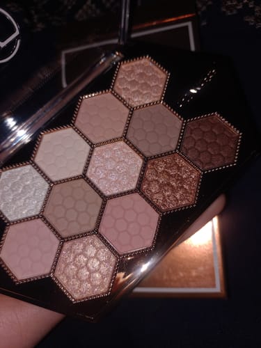 Customer photo review of O.TWO.O HONEYCOMB EYESHADOW PALETTE