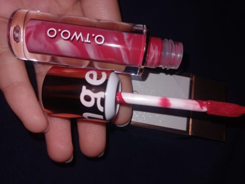 Customer photo review of O.TWO.O ULTRA STAY LOLEPOP LIPSTICK